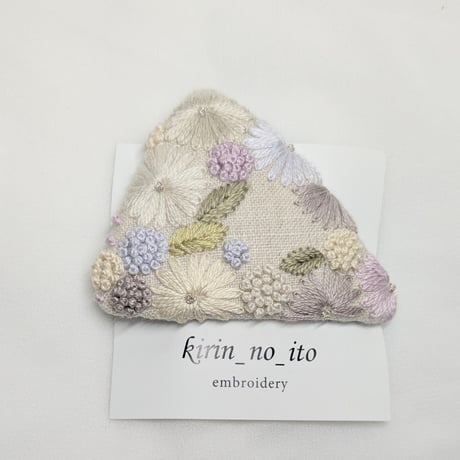 きりんの糸　リネンの刺繍三角パッチンピン