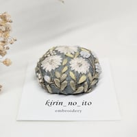 きりんの糸　リネンの刺繍ブローチ　ブルー×丸花