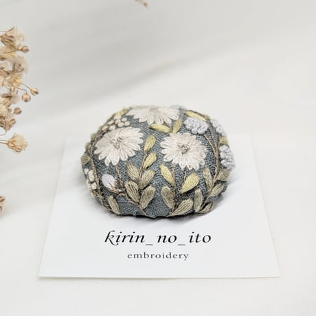 きりんの糸　リネンの刺繍ブローチ　ブルー×丸花