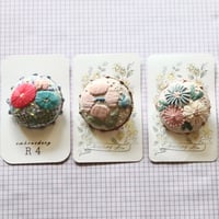 R4 / 刺繍ブローチ