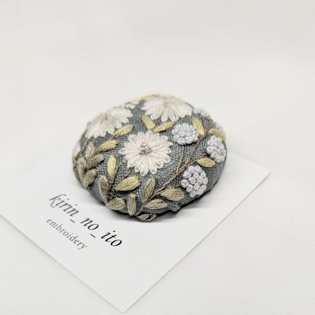 きりんの糸　リネンの刺繍ブローチ　ブルー×丸花