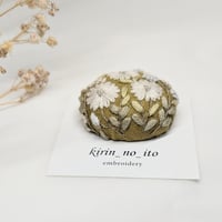 きりんの糸　リネンの刺繍ブローチ　茶色×丸花