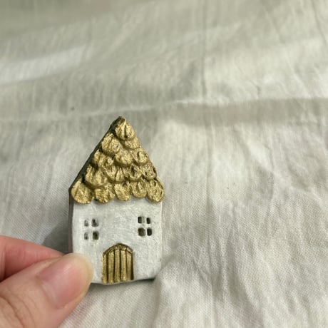 töpferei(トプフェレイ) 家のブローチ　黄土色