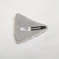 きりんの糸　リネンの刺繍三角パッチンピン