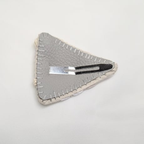きりんの糸　リネンの刺繍三角パッチンピン