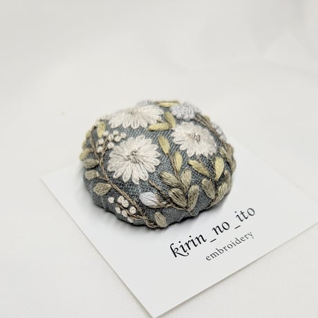 きりんの糸　リネンの刺繍ブローチ　ブルー×丸花