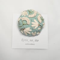 きりんの糸　リネンの刺繍ブローチ　ブルー×花