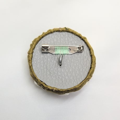 きりんの糸　リネンの刺繍ブローチ　茶色×丸花