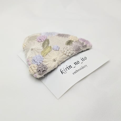 きりんの糸　リネンの刺繍三角パッチンピン