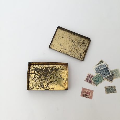 tobacco tin / タバコのブリキの缶