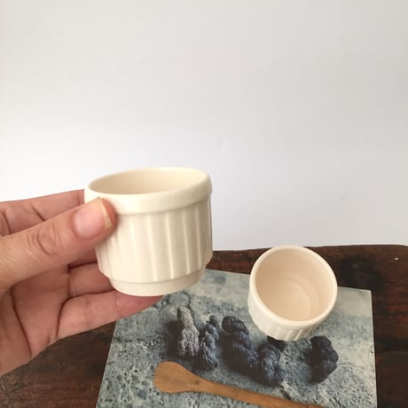 egg cup / 陶器のアンティークエッグスタンド