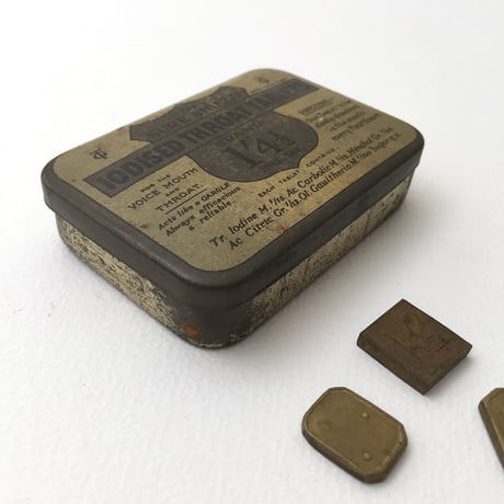 tablet tin / タブレットのブリキの缶