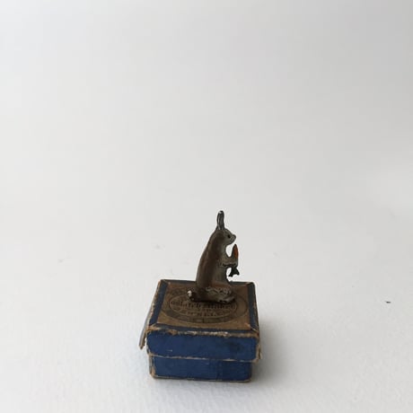 rabbit lead figure / 鉄のうさぎのフィギュリン