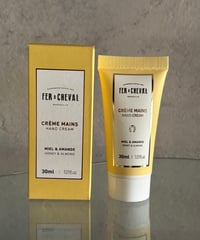 フェールシュヴァルフレグランスハンドクリーム　ハニー＆アーモンドの香り
