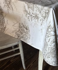 Marinetteトワルドジュイスタイルのテーブルクロス トープ160×160cm