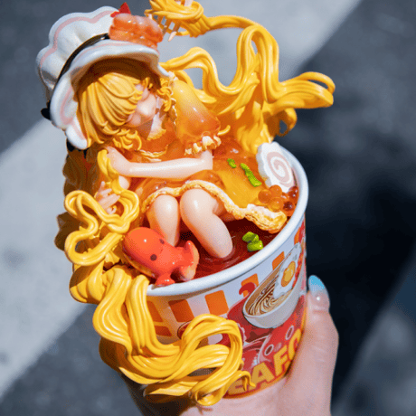【予約販売：2027年4月～5月頃 お届け予定】＜送料無料 & 特別価格＞ WeArtDoing  「カップ麺の少女 · シーフード味」【コレクションフィギュア】