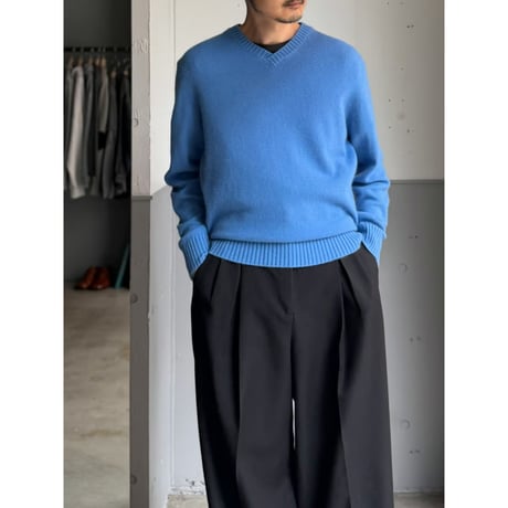 "Neiman Marcus" Cashmere knit V-necked sweater