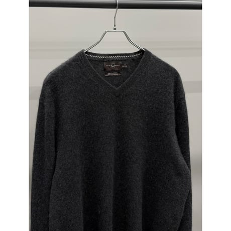V-necked Cashmere Knit Sweater