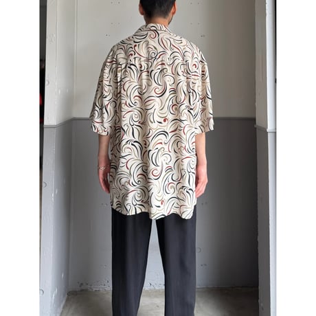 2000's Silk fabric arabesque patterned short sleeve shirt