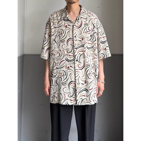 2000's Silk fabric arabesque patterned short sleeve shirt