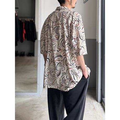 2000's Silk fabric arabesque patterned short sleeve shirt