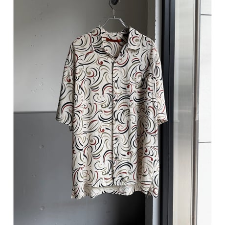 2000's Silk fabric arabesque patterned short sleeve shirt