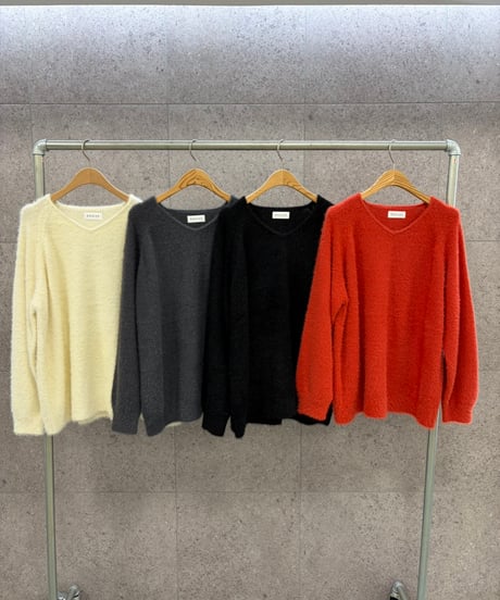 【ROSIEE】　ご予約 数量限定　バックロゴ刺繍シャギーニット