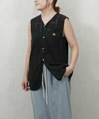 SLEEVELESS LACE TOP