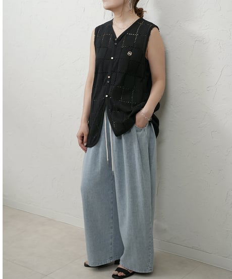SLEEVELESS LACE TOP