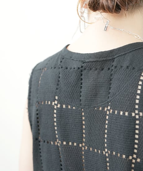 SLEEVELESS LACE TOP