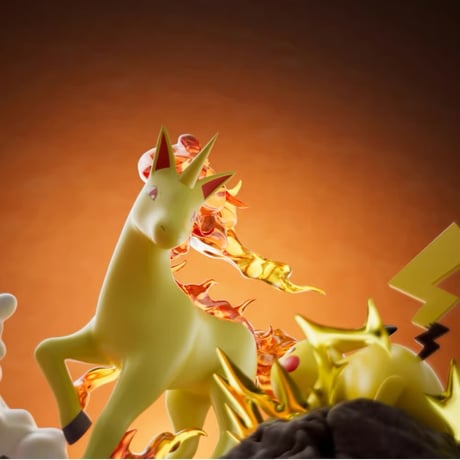 【外箱潰れの場合がございます】 海外ポケモングッズ Pokémon × HOLLYBOX 「極限対決」ジオラマフィギュア 【ピカチュウVSギャロップ】