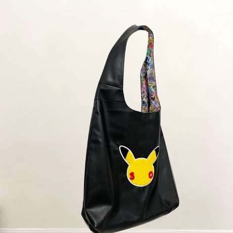 中国限定 ポケモン30周年 「What's Your Favorite?」 リバーシブル ショルダーバッグ｜ピカチュウ＆ポケモン総柄