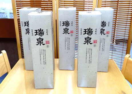 漏れなし塾生用（止水テスト済み）名品黒壺5升耳付甕カメ≪レーザー加工付、付属品セット≫（縄なし）黒光りした甕かめが堂々とした存在感！沖縄の土で作る本場泡盛古酒（ウィスキー、焼酎などの蒸留酒を熟成）