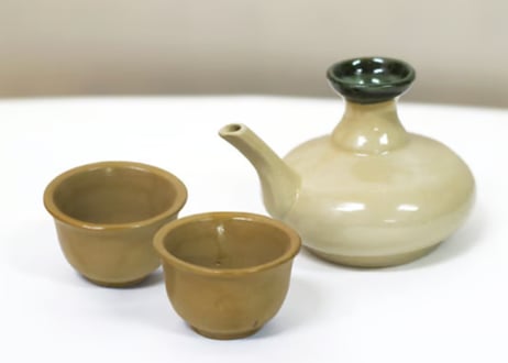 超特価セール品＜セット品アウトレット＞陶器徳利カラカラ（茶クリーム）1個、おちょこ（茶クリーム）2個のセット