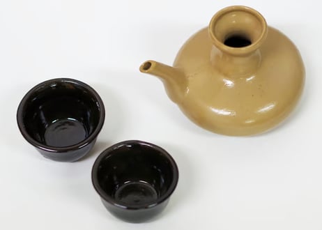 超特価セール品＜セット品アウトレット＞陶器徳利カラカラ（茶クリーム）1個、おちょこ（緑ブルー）2個のセット