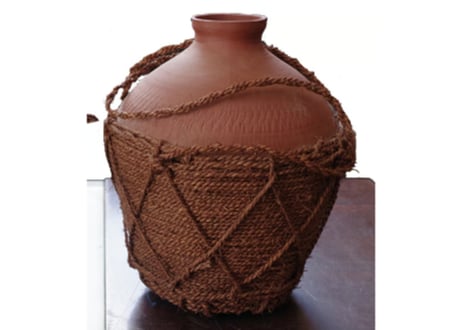 かわいい繩巻1升甕壺！沖縄の土で作る本場泡盛古酒（ウィスキー、焼酎などの蒸留酒を熟成）が出来る