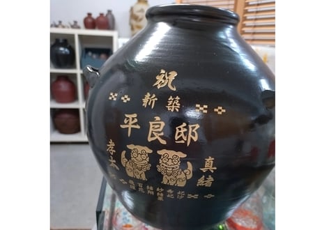 漏れなし塾生用＿名品黒壺2升耳付甕カメ≪レーザー加工付、付属品セット≫（縄なし）黒光りした甕かめが堂々とした存在感！沖縄の土で作る本場泡盛古酒（ウィスキー、焼酎などの蒸留酒を熟成）