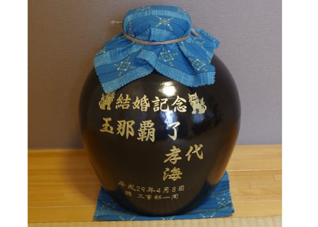 漏れなし塾生用＿名品黒壺2升耳付甕カメ≪レーザー加工付、付属品セット≫（縄なし）黒光りした甕かめが堂々とした存在感！沖縄の土で作る本場泡盛古酒（ウィスキー、焼酎などの蒸留酒を熟成）