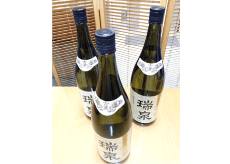 漏れなし塾生用（止水テスト済み）名品黒壺3升耳付甕カメ≪付属品セット≫（縄なし）黒光りした甕かめの存在感！沖縄の土で作る本場泡盛古酒（ウィスキー、焼酎などの蒸留酒を熟成）