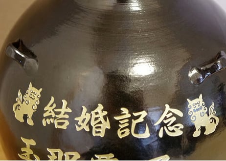 （漏れなし塾生用）名品黒壺3升耳付甕カメ≪レーザー加工付、付属品セット≫（縄なし）黒光りした甕かめが堂々とした存在感！沖縄の土で作る本場泡盛古酒＿ウィスキー、焼酎などの蒸留酒を熟成