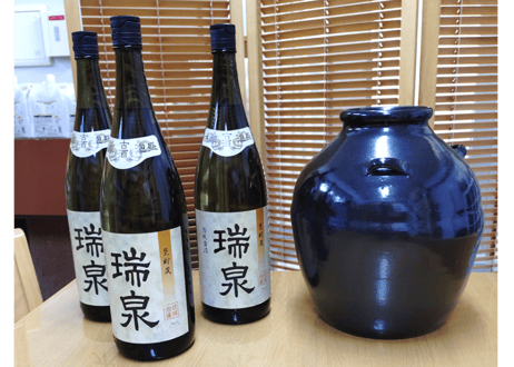 漏れなし塾生用（止水テスト済み）名品黒壺3升耳付甕カメ≪付属品セット≫（縄なし）黒光りした甕かめの存在感！沖縄の土で作る本場泡盛古酒（ウィスキー、焼酎などの蒸留酒を熟成）
