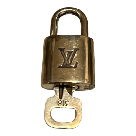 LOUIS VUITTON カデナ (318)