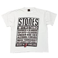 THE ROLLING STONES WITH STAND TEXT & SMALL SPIKE TONGUE WHITE BROCKUM XXL 7562