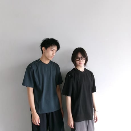 Highleft three shoulder crop tee