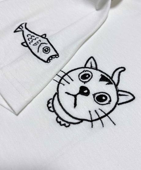刺繍Tシャツ (お座り猫）
