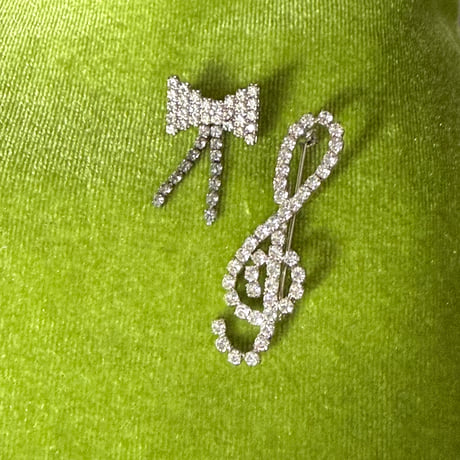 Treble clef brooch