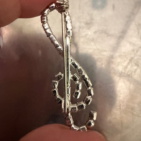 Treble clef brooch