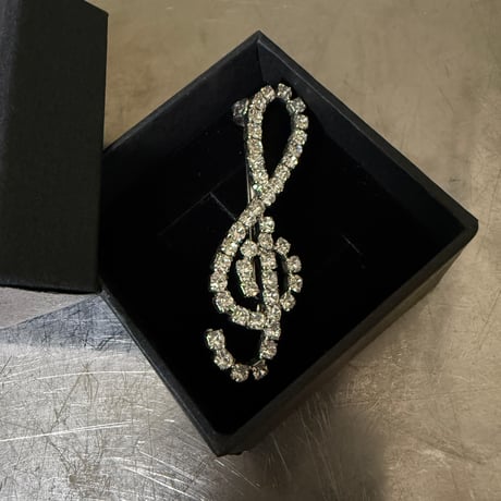 Treble clef brooch
