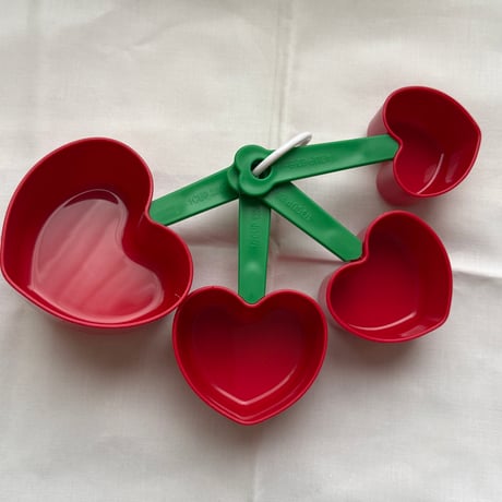 Plastics measuring cup