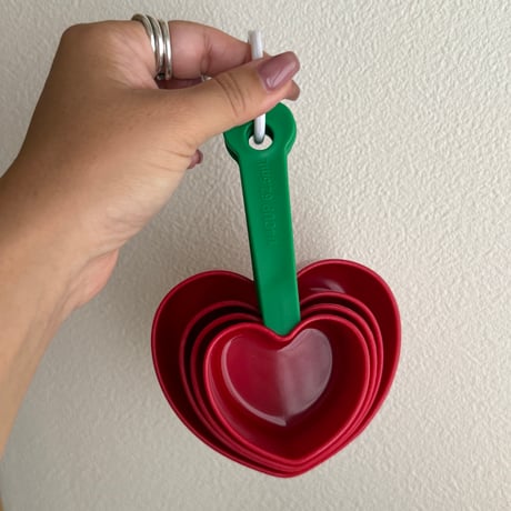 Plastics measuring cup
